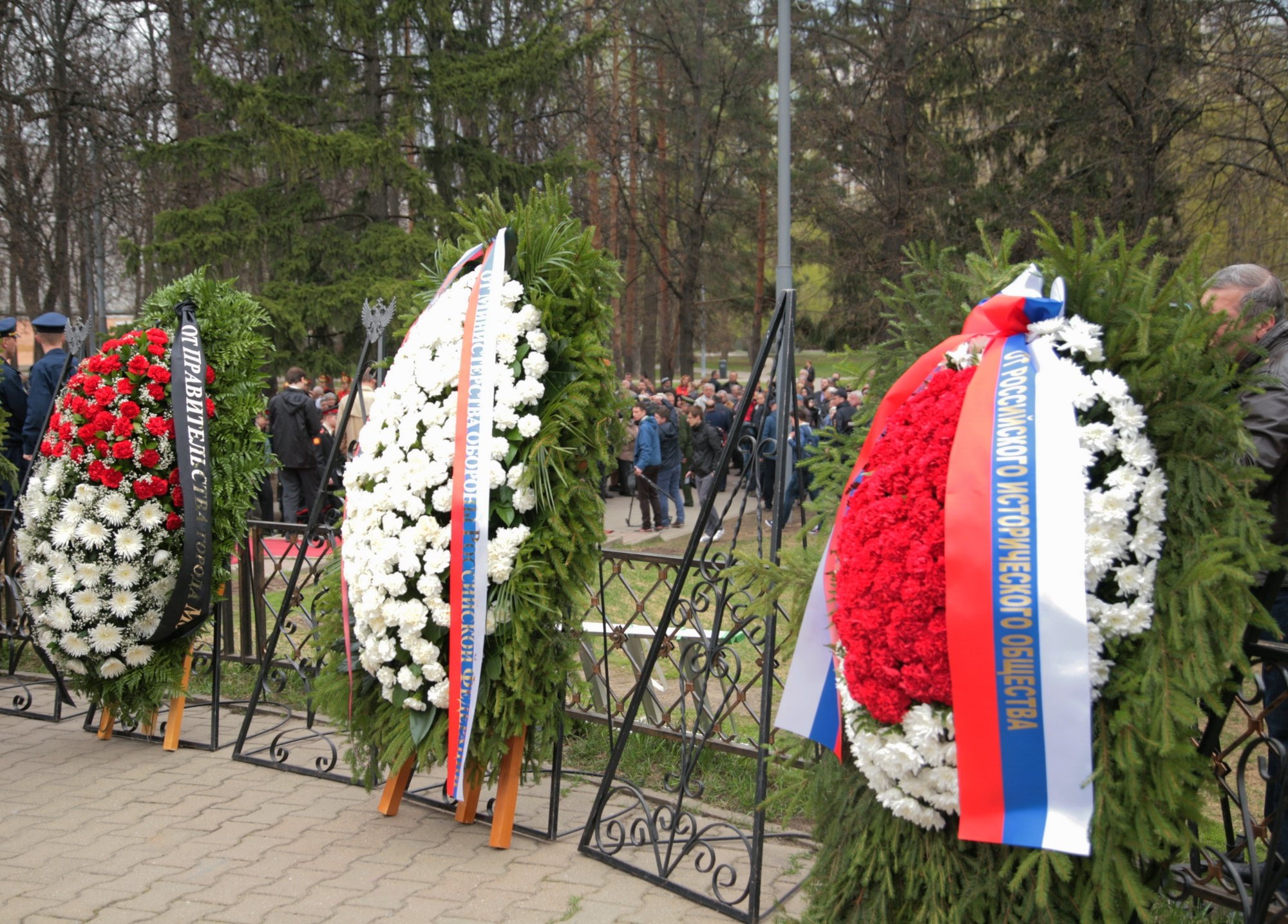 30 апреля ПАРК перезахоронение Романовых. Венки.JPG